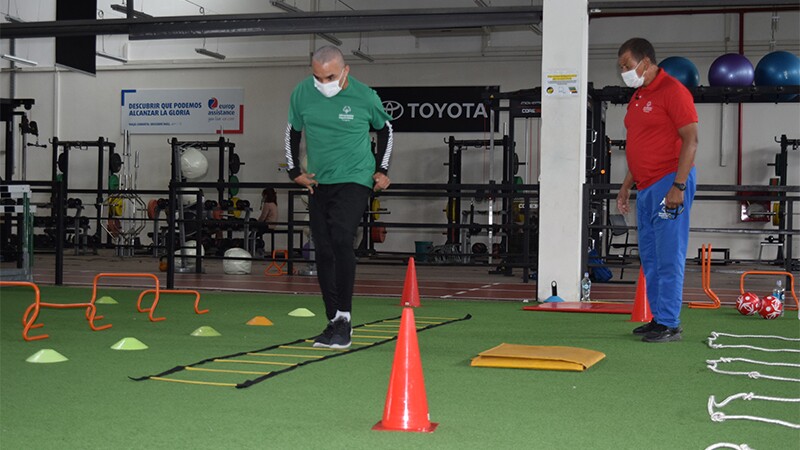 Atletas de Olimpiadas Especiales junto a su entrenador en instalaciones del Comité Olímpico Paraguayo.