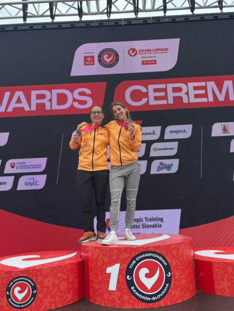 Dos concursantes subieron al podio del primer lugar.