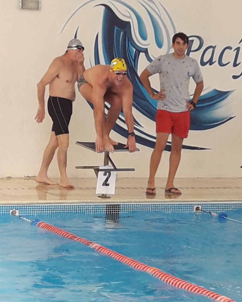 Pablo Composto se prepara para lanzarse durante competición de natación 