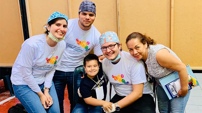 Voluntarios médicos de Sonrisas Especiales.jpg